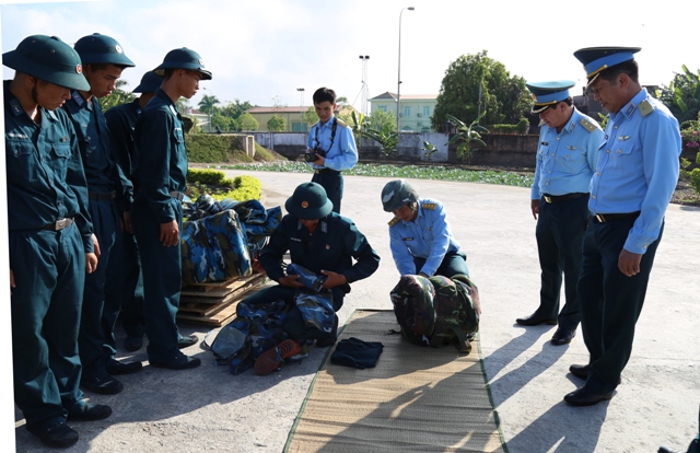 Tư lệnh Quân chủng kiểm tra Lữ đoàn 26 và Trung đoàn 240