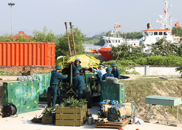 Tư lệnh Quân chủng kiểm tra Lữ đoàn 26 và Trung đoàn 240