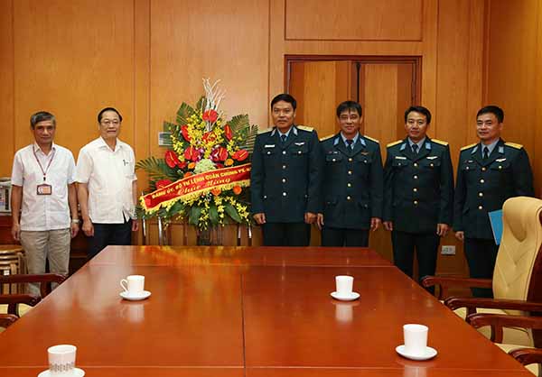 Quân chủng PK-KQ chúc mừng Học viện Chính trị Quốc gia Hồ Chí Minh và Học viện Kỹ thuật Quân sự