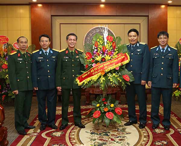 Quân chủng PK-KQ chúc mừng Học viện Chính trị Quốc gia Hồ Chí Minh và Học viện Kỹ thuật Quân sự