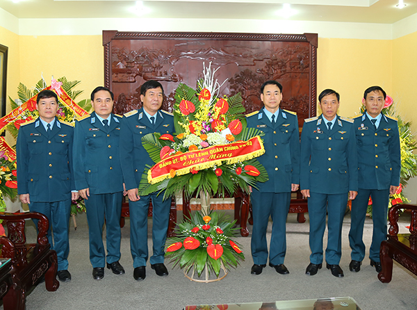 Thiếu tướng Nguyễn Hữu Chí - Phó Tư lệnh Quân chủng thăm và chúc mừng Học viện PK-KQ