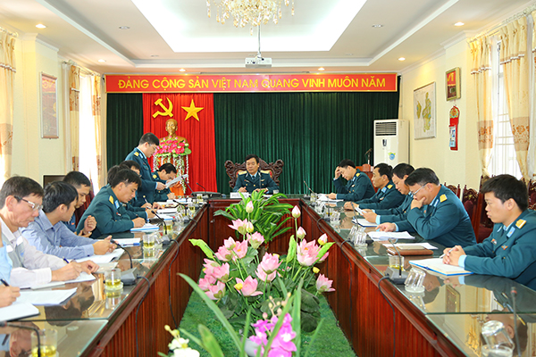 Thiếu tướng Nguyễn Hữu Chí - Phó Tư lệnh Quân chủng thăm và chúc mừng Học viện PK-KQ
