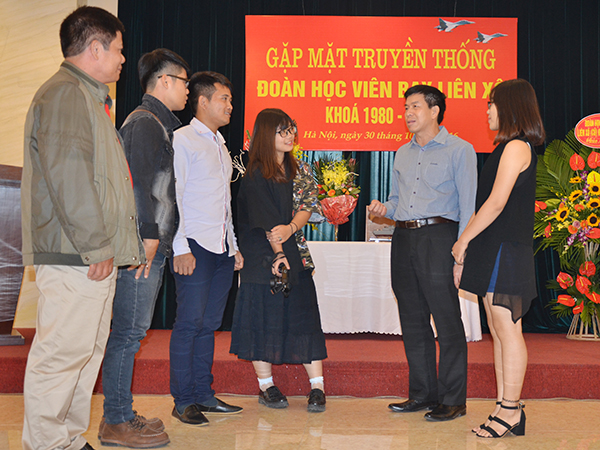 Vẫn nặng tình đồng đội, nghĩa thầy trò