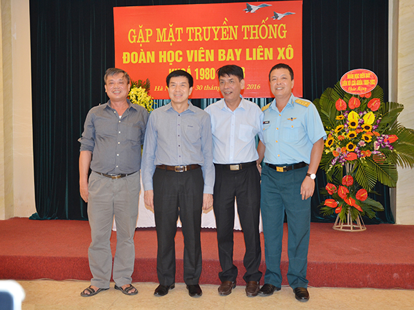 Vẫn nặng tình đồng đội, nghĩa thầy trò