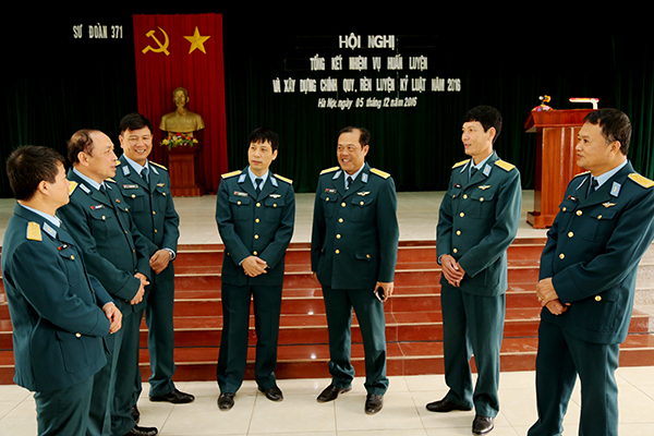 Các đơn vị tổ chức hội nghị tổng kết nhiệm vụ huấn luyện và xây dựng chính quy, rèn luyện kỷ luật năm 2016