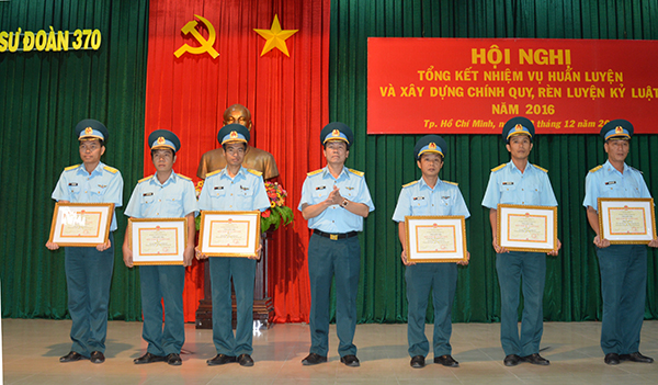 Các đơn vị tổ chức hội nghị tổng kết nhiệm vụ huấn luyện và xây dựng chính quy, rèn luyện kỷ luật năm 2016