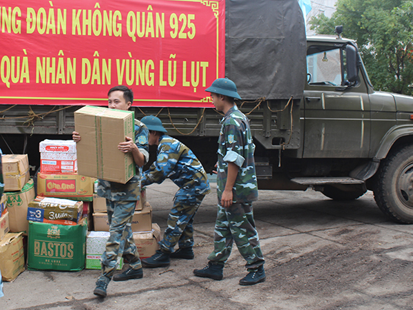 Trung đoàn 925 (Sư đoàn 372) tích cực giúp dân khắc phục hậu quả lũ, lụt