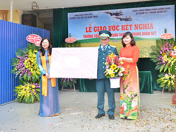 Giao ước kết nghĩa giữa Trung đoàn 927 và Trường Tiểu học Vũ Xuân Thiều