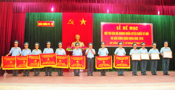 Bế mạc Hội thi Cán bộ khung huấn luyện chiến sĩ mới và bắn súng quân dụng