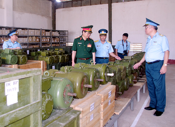 Ban Giám khảo Hội thi Kho Vũ khí trang bị kỹ thuật cấp chiến dịch, toàn quân, năm 2016, chấm thi tại kho K332