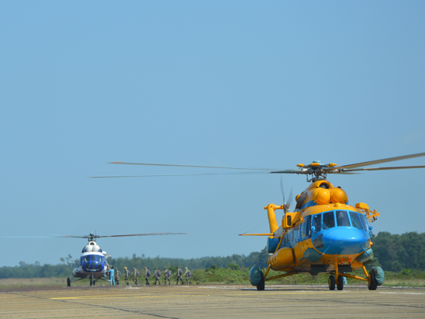 Trung đoàn 916 (Sư đoàn 371) bay thả dù cho các cơ quan, đơn vị