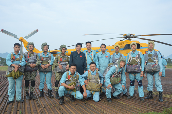 Trung đoàn 916 (Sư đoàn 371) bay thả dù cho các cơ quan, đơn vị