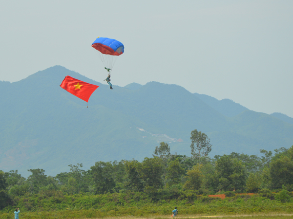 Trung đoàn 916 (Sư đoàn 371) bay thả dù cho các cơ quan, đơn vị