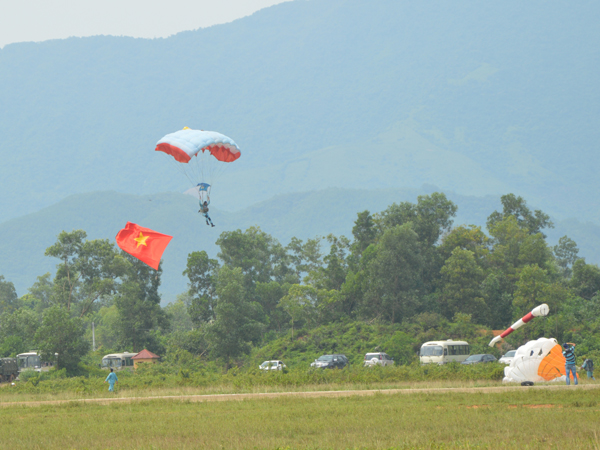 Trung đoàn 916 (Sư đoàn 371) bay thả dù cho các cơ quan, đơn vị