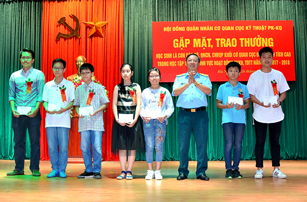 Hội đồng quân nhân cơ quan Cục Kỹ thuật gặp mặt, trao thưởng cho các cháu đạt thành tích xuất sắc năm học 2017- 2018