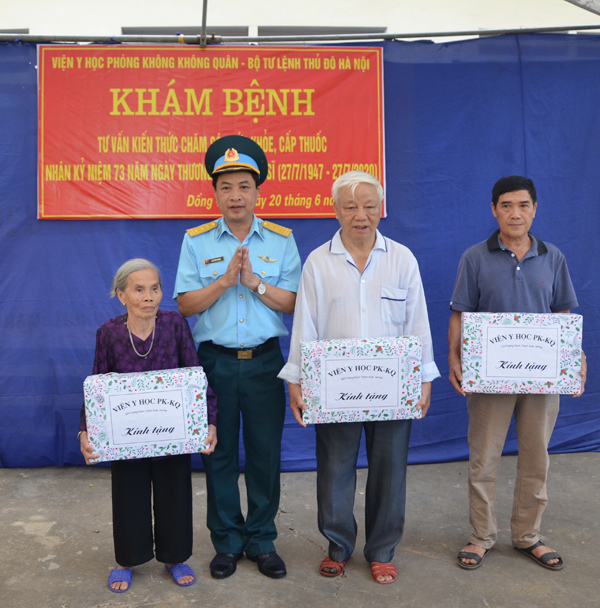 Viện Y học Phòng không-Không quân khám sức khỏe, tặng quà cho đối tượng chính sách tại xã Đồng Tâm