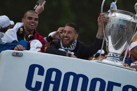 Real nhuộm trắng Quảng trường Cibeles với chức vô địch Champions League ở Madrid