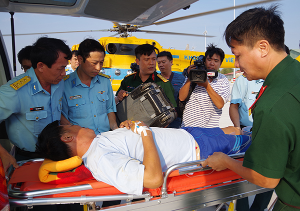 Trung đoàn 917 tổ chức bay chuyển cấp cứu bệnh nhân nặng từ đảo An Bang về đất liền