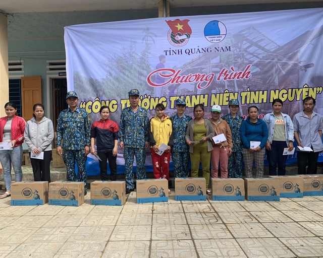 Sư đoàn 372 tặng quà cho nhân dân vùng lũ Quảng Nam