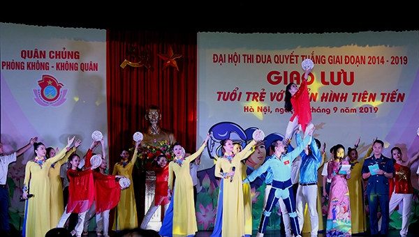 Giao lưu “Tuổi trẻ với điển hình tiên tiến”