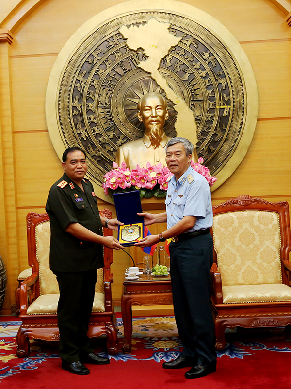Đoàn cán bộ Văn phòng Bộ Quốc phòng Quân đội nhân dân Lào thăm và trao đổi chuyên môn tại Quân chủng