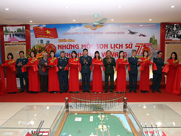 Quân chủng PK-KQ khai mạc Triển lãm “Những mốc son lịch sử - thành tích vẻ vang”