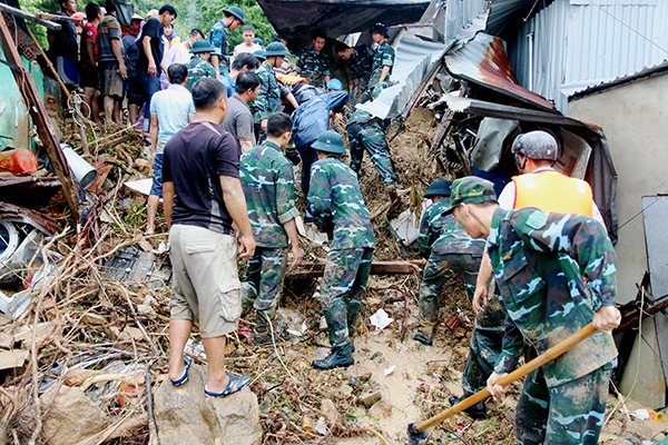 Hàng trăm cán bộ, chiến sĩ Sư đoàn 377 và Trường Sĩ quan Không quân giúp nhân dân tỉnh Khánh Hòa khắc phục hậu quả mưa lũ