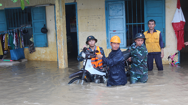 Hàng trăm cán bộ, chiến sĩ Sư đoàn 377 và Trường Sĩ quan Không quân giúp nhân dân tỉnh Khánh Hòa khắc phục hậu quả mưa lũ
