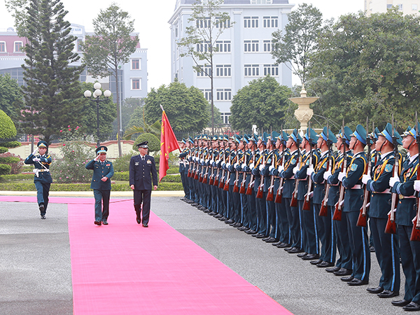 Tham mưu trưởng Lực lượng Tự vệ trên không Nhật Bản thăm và làm việc tại Quân chủng PK-KQ