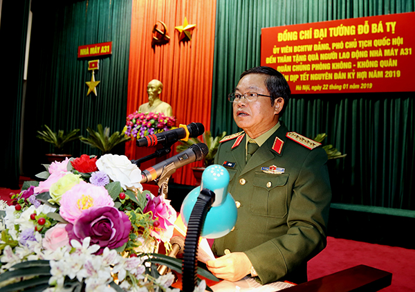 Phó Chủ tịch Quốc hội thăm, tặng quà người lao động Nhà máy A31