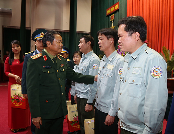 Phó Chủ tịch Quốc hội thăm, tặng quà người lao động Nhà máy A31