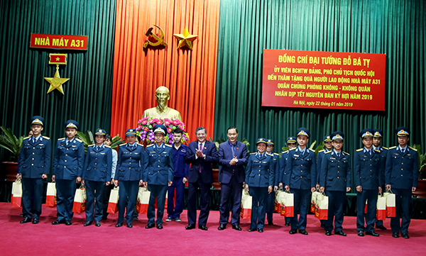Phó Chủ tịch Quốc hội thăm, tặng quà người lao động Nhà máy A31