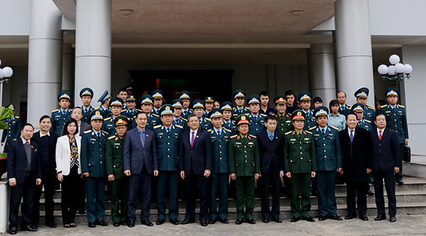 Phó Chủ tịch Quốc hội thăm, tặng quà người lao động Nhà máy A31