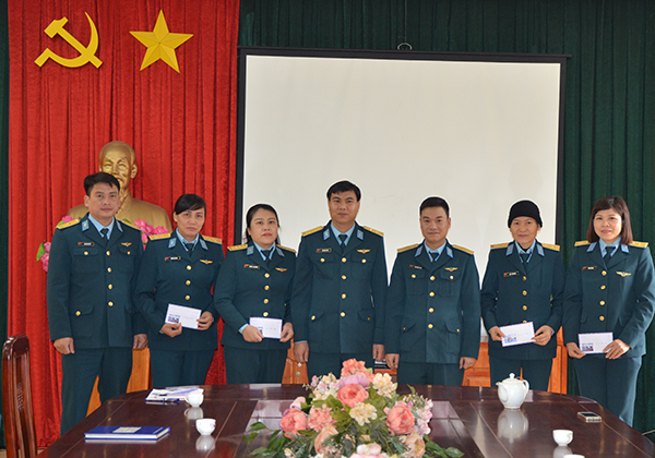 Các tổ chức quần chúng thuộc Cục Chính trị tổ chưc thăm, tặng quà hội viên phụ nữ, đoàn viên công đoàn có hoàn cảnh khó khăn nhân dịp Tết Nguyên đán 2019