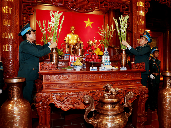 Quân chủng PK-KQ dâng hương tưởng niệm các anh hùng, liệt sĩ nhân dịp kỷ niệm 65 năm ngày truyền thống Không quân nhân dân Việt Nam