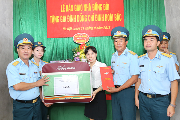 Lữ đoàn Công binh 28 tổ chức Lễ khánh thành, bàn giao nhà đồng đội cho gia đình Thượng úy QNCN Đinh Hoài Bắc