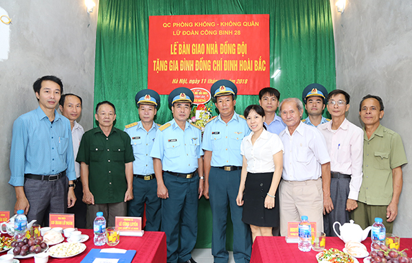 Lữ đoàn Công binh 28 tổ chức Lễ khánh thành, bàn giao nhà đồng đội cho gia đình Thượng úy QNCN Đinh Hoài Bắc