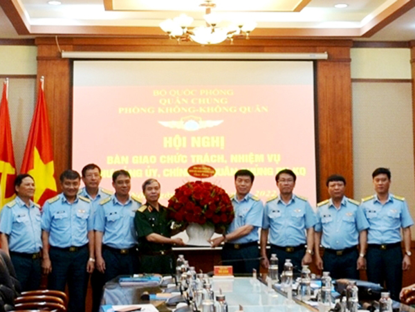 Quân chủng Phòng không - Không quân tổ chức Hội nghị bàn giao chức trách, nhiệm vụ Bí thư Đảng ủy, Chính ủy Quân chủng