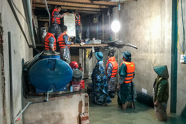 Sư đoàn 377 chủ động, tích cực giúp nhân dân bị ảnh hưởng sau bão số 9
