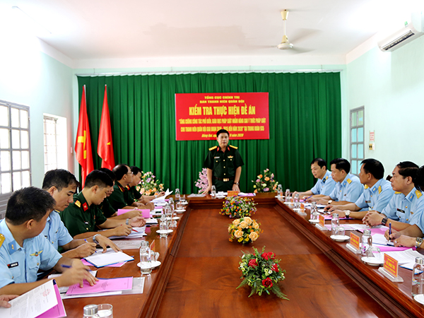Ban Thanh niên Quân đội kiểm tra việc phổ biến, giáo dục pháp luật cho đoàn viên thanh niên ở Trung đoàn 935, Sư đoàn 370
