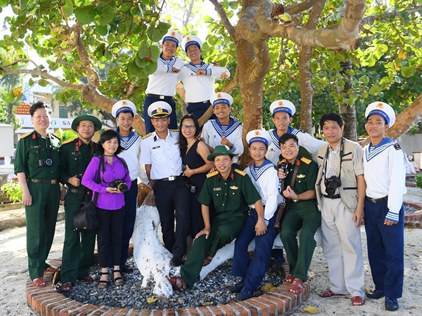 Phát huy vai trò nhà báo chiến sĩ trong sự nghiệp xây dựng và bảo vệ Tổ quốc Việt Nam xã hội chủ nghĩa