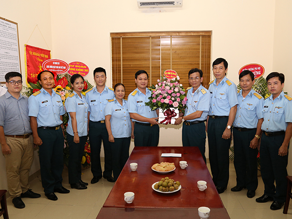 Đảng ủy, Bộ Tư lệnh Quân chủng PK-KQ chúc mừng các cơ quan thông tấn, báo chí nhân Ngày Báo chí cách mạng Việt Nam 21-6