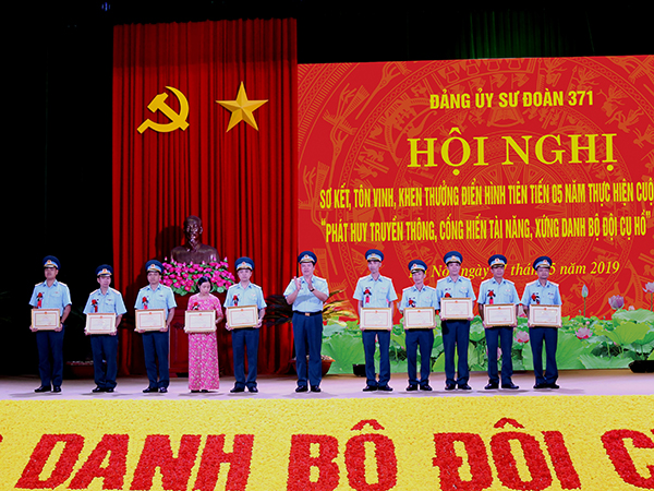 Sư đoàn 371 tổ chức Hội nghị sơ kết, tôn vinh, khen thưởng điển hình tiên tiến 5 năm thực hiện Cuộc vận động “Phát huy truyền thống, cống hiến tài năng, xứng danh Bộ đội Cụ Hồ” (2014-2019).