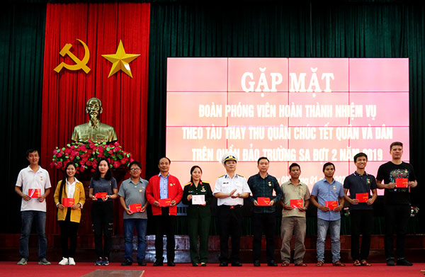 129 cá nhân được tặng Kỷ niệm chương “Vì sự nghiệp bảo vệ chủ quyền biển, đảo” và Huy hiệu 