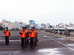 Học viên phi công Trung đoàn 910, Trường Sĩ quan Không quân ra sân bay.