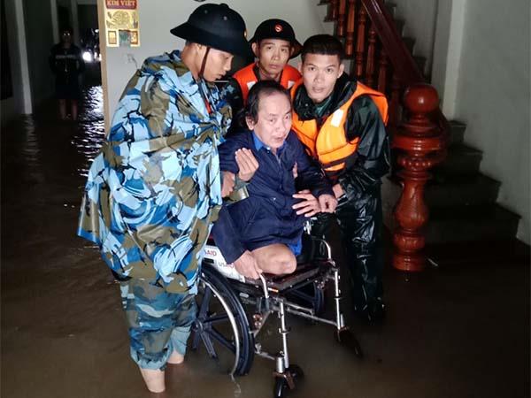 can-bo-chien-si-su-doan-375-giup-nhan-dan-tinh-quang-nam-khac-phuc-hau-qua-mua-lu