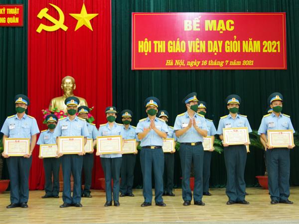 21-giao-vien-truong-trung-cap-ky-thuat-pk-kq-tham-gia-hoi-thi-giao-vien-day-gioi-cap-nha-truong-nam-2021