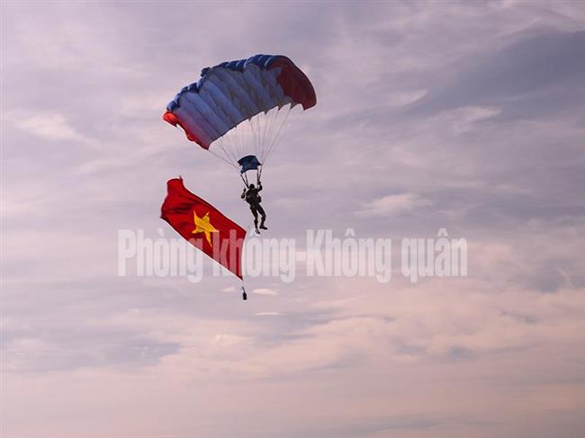 40-nam-dong-hanh-cung-nhung-canh-bay