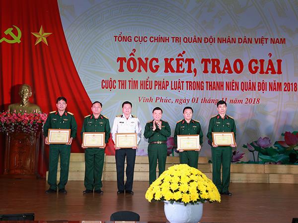 61-giai-thuong-duoc-trao-cho-cac-tap-the-ca-nhan-tham-gia-cuoc-thi-tim-hieu-phap-luat-trong-thanh-nien-quan-doi-nam-2018