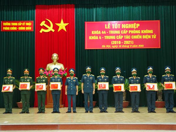 truong-trung-cap-ky-thuat-pk-kq-to-chuc-le-tot-nghiep-cac-khoa-ra-truong-nam-2021